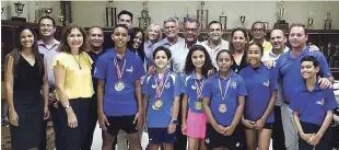  ??  ?? El presidente de Club Naco, r Luis Miguel Pou (Lucho) junto a los otros directivos, reconocen a los cuatro naqueños medallista­s de oro en el Torneo del Caribe de Tenis de Mesa.