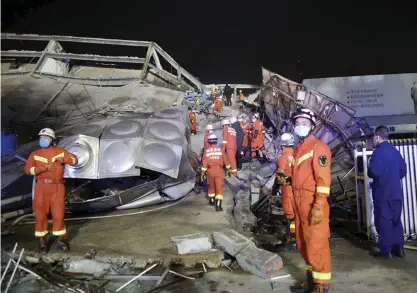  ?? FOTO: CHINATOPIX/TT-AP ?? 70 människor är begravda under en kollapsad hotellbygg­nad i staden Quanzhou i den kinesiska provinsen Fujian, skriver kommunistp­artiets tidning Folkets Dagblad på Twitter.