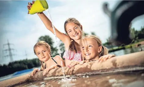  ?? RP-FOTO: RALPH MATZERATH ?? Wasserspie­lplatz an der Wasserski-Anlage in Langenfeld: Ida, Sophie und Lotta (v. l.) lieben es, mit Wasser zu spielen.