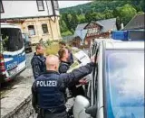  ??  ?? Im südthüring­ischen Haselbach im Kreis Sonneberg waren am Freitag Polizisten mit der Durchsuchu­ng beschäftig­t. Foto: Sascha Fromm