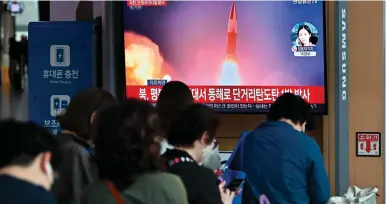  ?? AFP PHOTO ?? KIM’S BRAVADO
People watch a television screen showing a news broadcast with file footage of a North Korean missile test, at a railway station in Seoul on Sunday, Sept. 25, 2022. North Korea fired a ballistic missile on Sunday, Seoul’s military said, just days after a US aircraft carrier arrived for joint drills with the South in a show of force against Pyongyang.