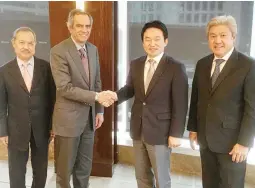  ??  ?? BLOOMBERRY OFFICERS CALL ON S. KOREAN GOVERNOR – Officers of Bloomberry Resorts Corp. (BRC) recently paid a courtesy visit to the governor of Jeju Special Self-Governing Province Island in Korea. Photos shows (left to right): Jose Eduardo Alarilla, BRC...