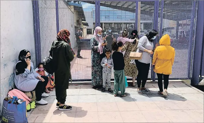  ?? MAYKA NAVARRO ?? Tres dones amb els seus nens miren de demostrar a la frontera que la setmana passada la van travessar nedant, nou requisit del Marroc per tornar a casa