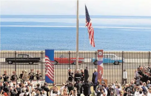  ?? REUTERS ?? Momento en el que se iza la bandera de Estados Unidos en La Habana en 2015