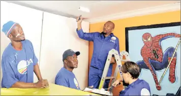  ?? PICTURE: MATTHEWS BALOYI ?? BETTER THAN WORDS: DA leader Mmusi Maimane painting during Mandela Day at the Tumelo Home for the Mentally Handicappe­d in Ivory Park.