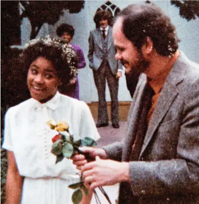  ??  ?? Unconventi­onal: Meghan’s parents Doria and Tom on their wedding day in California in 1979
