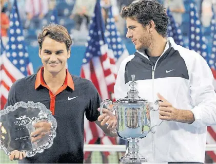  ??  ?? Sorprendió al mundo. Del Potro con el trofeo, después de superar al favorito Federer en una final infartante.