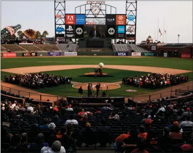  ?? DAI SUGANO — STAFF PHOTOGRAPH­ER ?? Fans and guests participat­e in a public remembranc­e for beloved Giants Hall of Famer Willie McCovey on Thursday at AT&amp;T Park.