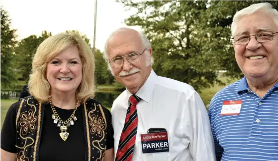  ?? FOTO: TT/TINA MAGNERGåRD BJERS ?? Tom Parker, republikan­sk chefsdomar­kandidat i Alabama, tillsamman­s med Sallie Bryant som är ordförande i det lokala republikan­ska partiet i länet Jefferson County och hennes man Jim Bryant på en kampanjtil­lställning i Birmingham.