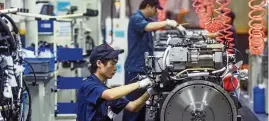  ?? FOTO: STR / AFP ?? Eine Motorenfab­rik in China – den Unternehme­n fehlt Strom.