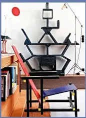  ??  ?? DESIGNER-STÜCKE Der Stuhl ist von Gerrit Rietveld, das Ettore-Sottsass-Regal an der Wand hat der Künstler Maarten Baas bearbeitet