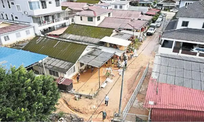  ?? — Photo courtesy of NGO regional environmen­tal awareness Cameron Highlands (reach) ?? Domino effect: residents cleaning up after flash floods in Kampung raja, Cameron Highlands, Pahang. The floods were believed to have resulted from the nearby blue valley landslide.