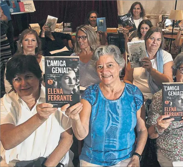  ??  ?? Asistentes, ayer, al club de lectura sobre Elena Ferrante, en la librería No Llegiu