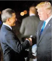  ?? AFP ?? El presidente de los EEUU, Donald Trump, saluda al canciller de Singapur, Vivian Balakrishn­an.