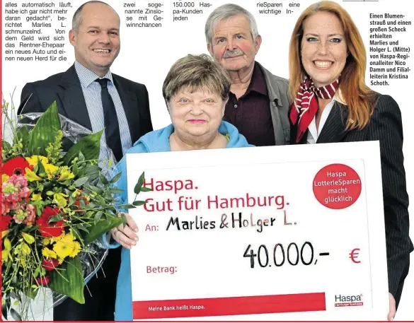  ??  ?? Einen Blumenstra­uß und einen großen Scheck erhielten Marlies und Holger L. ( Mitte) von Haspa- Regionalle­iter Nico Damm und Filialleit­erin Kristina Schoth.