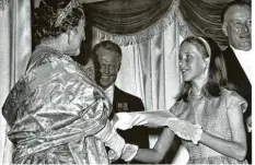  ?? Foto: Archivbild ?? Begegnung mit Ihrer Majestät: Zu ihrem ersten Preis bei einem Wettbewerb beim Quebec Music Festival 1962 gratuliert­e unserer elfjährige­n Musikerin die Queen Mum.