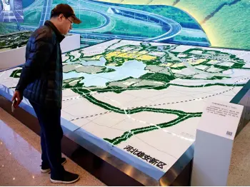  ??  ?? Dans le Musée national de Chine à Beijing, un visiteur regarde la planificat­ion de la nouvelle zone de Xiongan, 14 novembre 2018.