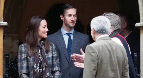  ?? Fotos: Andrew Matthews, afp/dpa (2)/epa/Imago, Matrix ?? Pippa Middleton und James Matthews an Weihnachte­n 2016 in der Kirche St. Mark’s in dem mittelengl­ischen Dorf Englefield. Am Samstag werden sie hier getraut, gefeiert wird danach auf dem Anwesen der Middletons. Unter den Gästen sind auch die Prinzen...