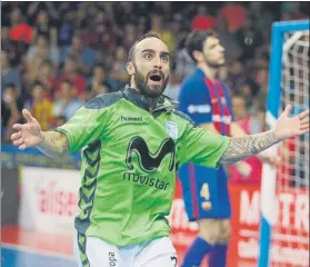  ??  ?? Ricardinho celebra uno de sus dos goles ante la decepción de Marc Tolrà