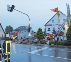  ?? FOTO: ARCHIV ?? 120 Feuerwehra­ngehörige und 22 Fahrzeuge waren beim Tornado im Einsatz.