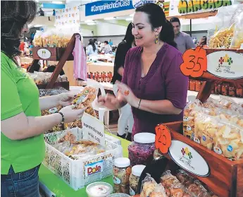  ?? FOTO: CRISTINA SANTOS. ?? LUGAR. Angie Dubón ofrece las tajaditas de banano, plátano y yuca en el Bazar del Sábado en Expocentro.