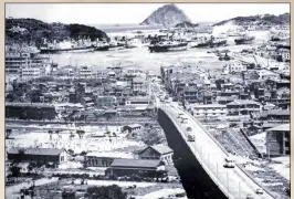  ?? PHOTO COURTESY OF TAIWAN CULTURAL MEMORY BANK ?? This undated photograph shows the McArthur Thruway entering Keelung.