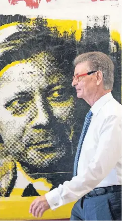  ?? FOTO: DPA ?? Sozialdemo­kratisches Urgestein: Norbert Römer (70) vor einem Bild von Helmut Schmidt im SPD-Fraktionsf­lur des Düsseldorf­er Landtags.