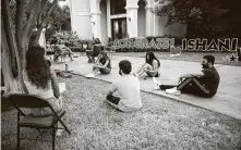  ?? Marie D. De Jesús / Staff photograph­er ?? Friends gather in Bellaire to celebrate Ishani Shethia, 18, and other high school seniors on May 8.