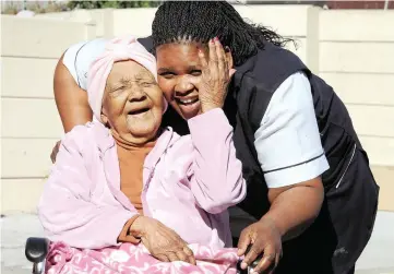  ?? PICTURE: TRACEY ADAMS/AFRICAN NEWS AGENCY (ANA) ?? RESILIENT: Erica Place Retirement Home in Silvertown is home to Dora le Roux, 105. She is with her carer Ethel Gqaza.