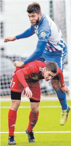  ?? FOTO: PICASA ?? Nicht unterkrieg­en lassen: Jan Gleinser (rotes Trikot) kämpft mit dem FC Wangen gegen den Abstieg aus der Verbandsli­ga.