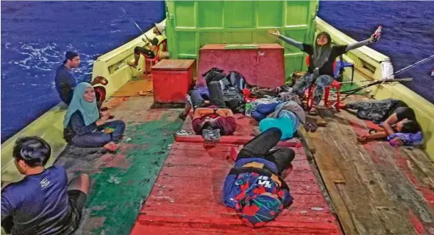  ??  ?? KEADAAN peserta yang mabuk laut di atas bot.