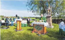  ?? FOTO: GUSTAV KAUL ?? Pfarrer Nikolaus Ostrowitzk­i hält zur Einweihung des renovierte­n Feldkreuze­s einen Gottesdien­st im Freien.