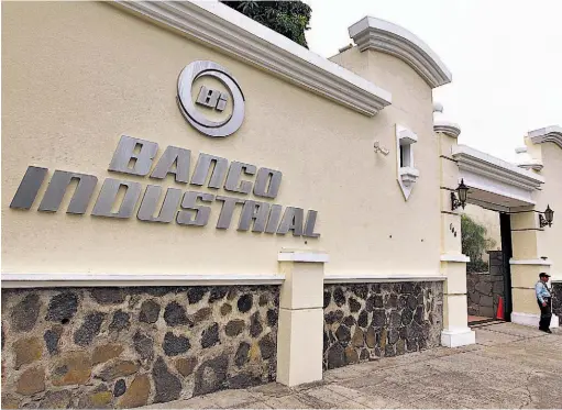  ??  ?? Sede central. Vista de la agencia Las Magnolias de Banco Industrial. La institució­n tiene previsto crecer más en el mercado salvadoreñ­o.