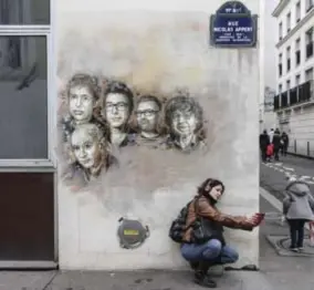  ??  ?? Een muurschild­ering van vijf van de slachtoffe­rs.
FOTO AFP