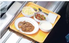  ?? FOTO: PATRICK SINKEL ?? Kantinen-Klassiker: Gulasch mit Nudeln, Salat und Nachtisch.