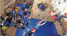  ?? FOTO: RAPHAELSHA­US ?? Klettern mit Weihnachts­mann-Mütze: Jedes Jahr nehmen Jugendlich­e aus ganz Deutschlan­d am „Bouldercup“im Raphaelsha­us teil.