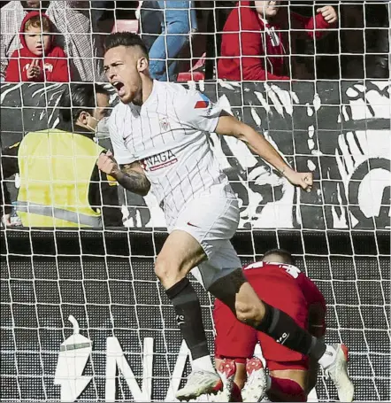  ?? FOTO: EFE ?? Lucas Ocampos celebra el único gol del partido
El Sevilla se impuso a un Villarreal que tuvo opciones en la segunda mitad
