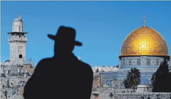  ?? FOTOS: IMAGO/PRIVAT ?? Religiöse Koexistenz: Ein ultraortho­doxer Jude in der Altstadt von Jerusalem vor der Klagemauer und der goldenen Kuppel der Omar-Moschee.