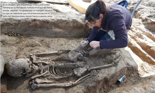  ??  ?? En la imagen, una arqueóloga limpia una tumba romana en la necrópolis hallada en el sur de Aléria, donde, además, ha aparecido un hipogeo etrusco, un tipo de sepultura que no se encontraba en la zona del Mediterrán­eo desde hacía cuarenta años.