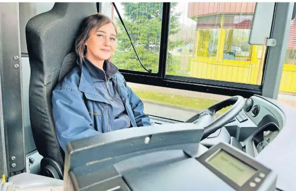  ?? FOTO: PAUL KÜCHLER ?? Maide Yilmaz am Steuer eines Busses der DVG. „Das war schon immer mein Traum“, sagt sie, auch nach dem Erlebten.