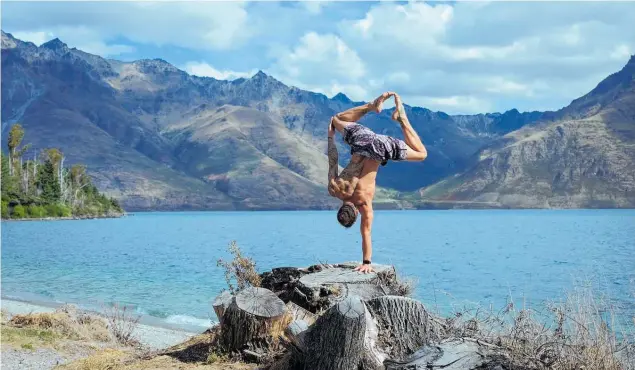  ?? Picture / Supplied ?? Miguel Sant'ana travels the world teaching people how to do handstands.