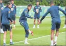  ??  ?? Brazil's striker Neymar (C) and Filipe Luis (L) attends a team training session.