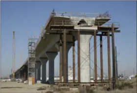  ?? AP FILE ?? This Dec. 6, 2017, photo shows an elevated section of the high-speed rail system under constructi­on in Fresno, Calif.