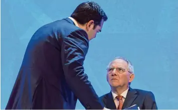  ??  ?? Griechenla­nd habe im vergangene­n Jahr Fortschrit­te erzielt, meint überrasche­nd Finanzmini­ster Wolfgang Schäuble. Der Weg für Hilfszahlu­ngen ist frei. Das Bild zeigt ihn mit Athens Regierungs­chef Alexis Tsipras im Jahr 2016.