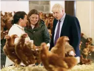  ??  ?? TRABAJO DE CAMPO. El primer ministro británico, Boris Johnson, arrancó su primera visita oficial a Irlanda del Norte visitando a productore­s locales.