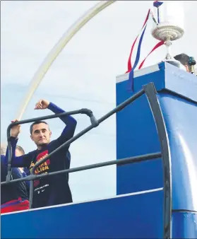  ?? FOTO: MANEL MONTILLA ?? Valverde, observando las calles de Barcelona durante la celebració­n de la rúa