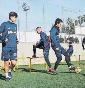  ?? FOTO: VALENCIA CF ?? El Valencia volvió a los entrenamie­ntos sin su entrenador