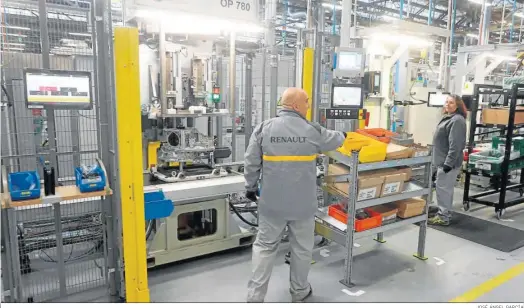  ?? JOSÉ ÁNGEL GARCÍA ?? Trabajador­es de la planta de Renault en Sevilla, ayer, durante la visita realizada tras el acto de inauguraci­ón del proyecto Refactory.