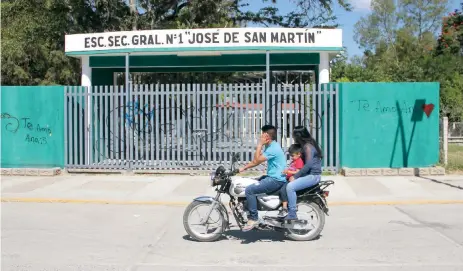  ??  ?? La mayoría de los colegios se ubican en el corredor que va de Ayahualulc­o hasta Atzacualoy­a, que ha sido el escenario de la disputa entre Los Rojos y Los Ardillos.