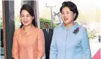  ??  ?? Die First Ladys: Kims Frau Ri Sol Ju (l.) wird von Kim Jung Sook begrüßt, der Gattin Moon Jae Ins.